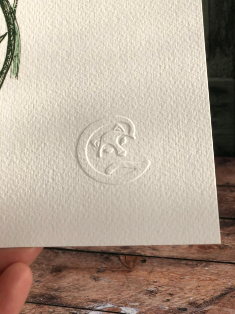 Affiche fleur et abeille, détaille le logo embossé sur l'illustration, illustration artisanale
