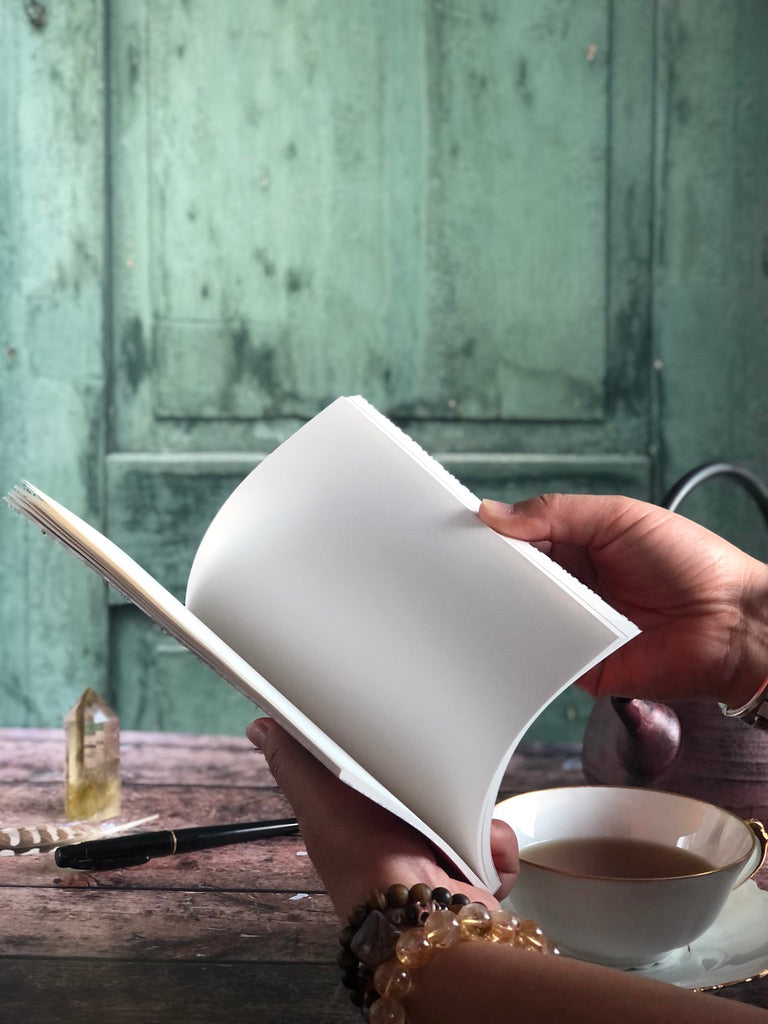 carnet A5 ouvert montrant les pages vierges à l'intérieur.